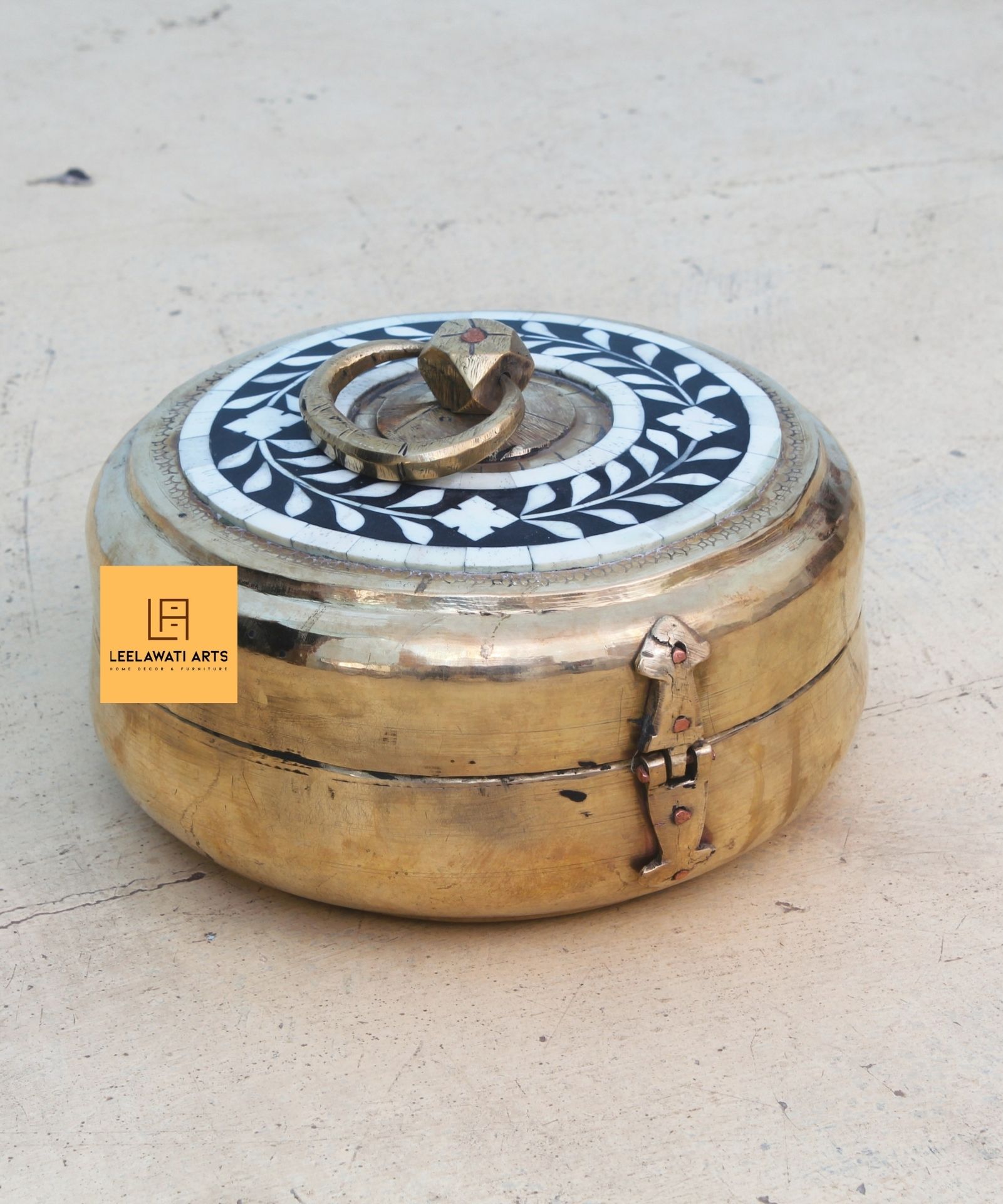 Untitled-design-2021-12-23T113450.068.jpg Leelawati Arts : Unique Flower Design Brass And Bone Chapati Box - Image 1